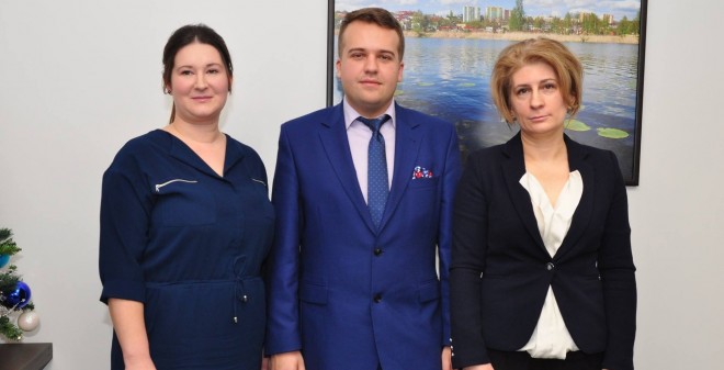 od lewej: pani Aneta Kordasiewicz, Prezydent Marek Materek, pani Jolanta Sopiska