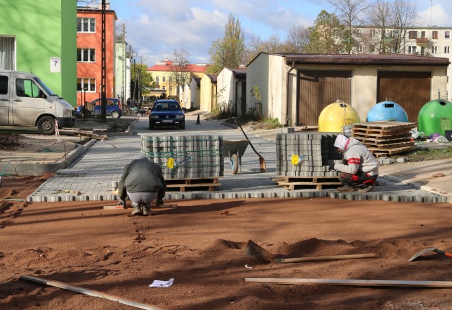 Prace przy budowie nowej nawierzchni na ulicy 8 Maja 