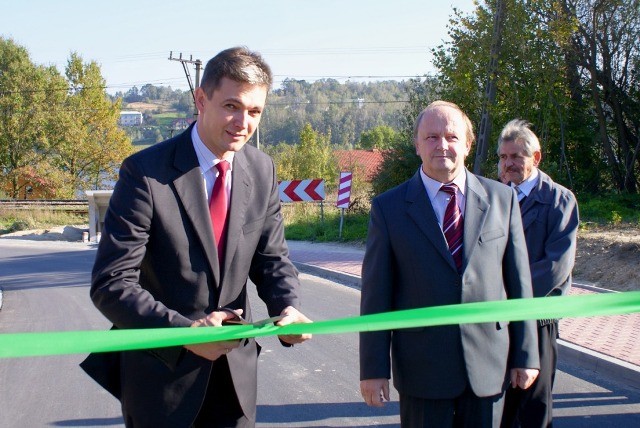 Marszaek Adam Jarubas oraz wjt Andrzej Przygoda oddali do uytku wyremontowan drog