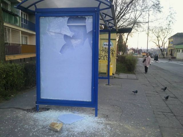 Zniszczony przystanek przy ul. Radomskiej