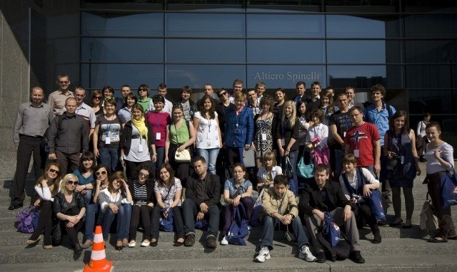 Pose Thun z uczestnikami Europa to My 2010 przed Parlamentem Europejskim w Brukseli