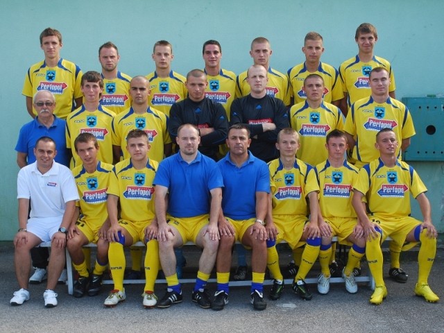 Juventa Starachowice - od lewej stoj:Grny rzd: Bartosz Gbura, Dariusz Andua, Konrad Wjtowicz, Karol Kope, Krystian Kalista, Kamil Stawiarski, Damian Senderowski. rodkowy rzd: Wiesaw Soka (prezes), Mariusz Fabjaski, Ariel Spado, Dawid