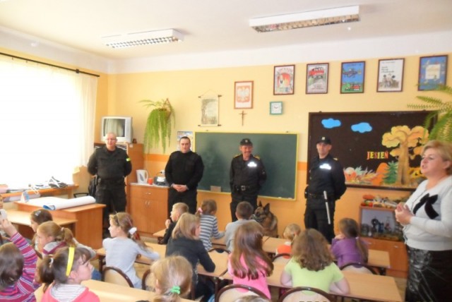 Policjanci z KP Wchock wraz z funkcjonariuszami Suby Ochrony Kolei spotkali si z dziemi ze Szkoy Podstawowej w Wchocku