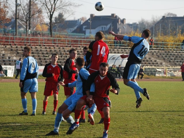 Juventa Starachowice pokonaa przed wasn publicznoci lidera rozgrywek, Szreniaw Nowy Winicz 3:0