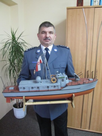 Komendant Powiatowy Policji w Starachowicach insp. Jarosaw Adamski przekaza na licytacj wykonany wasnorcznie model kutra patrolowego z napdem elektrycznym