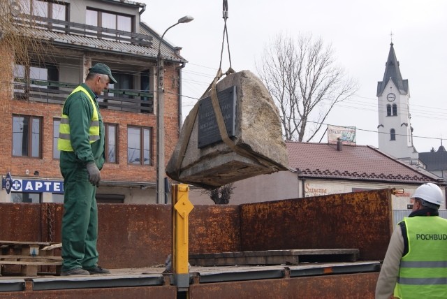 Zdemontowano pomniki na pycie Rynku