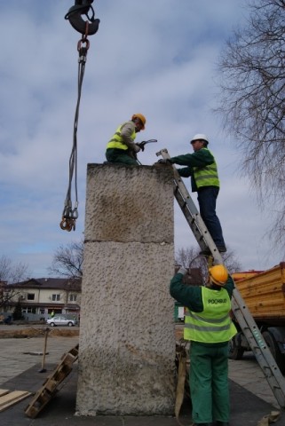 Zdemontowano pomniki na pycie Rynku