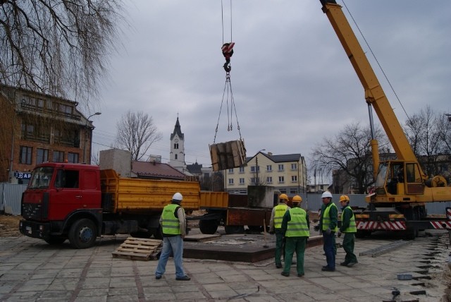 Zdemontowano pomniki na pycie Rynku