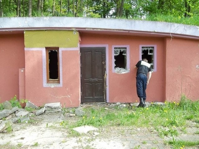 Budynek w okolicach Parku Miejskiego, gdzie niegdy mieci si bar o nazwie H2O, od jakiego ju czasu peni rol noclegowni oraz "centrum` niezbyt stosownych rozrywek nastolatkw.