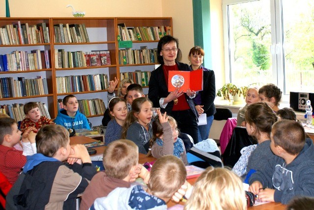 17 maja br., ponad czterdziecioro dzieci ze Szkoy Podstawowej w Brodach, odwiedzio Gminn Bibliotek Publiczn w Brodach.  Jest to pierwsze dla Anny Stachucy spotkanie, w ktrym uczestniczya jako nowa kierowniczka tej placwki.