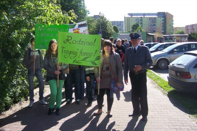 Starachowiccy policjanci uczestniczyli w happeningu propagujcym zdrowy styl ycia zorganizowanym przez Stacj Sanitarno - Epidemiologiczn ze Starachowic.