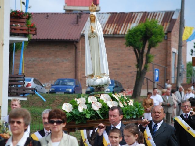 W czwartkowe przedpoudnie ulicami Starachowic przemaszeroway procesje zwizane z Uroczystoci Najwitszego Ciaa i Krwi Paskiej.