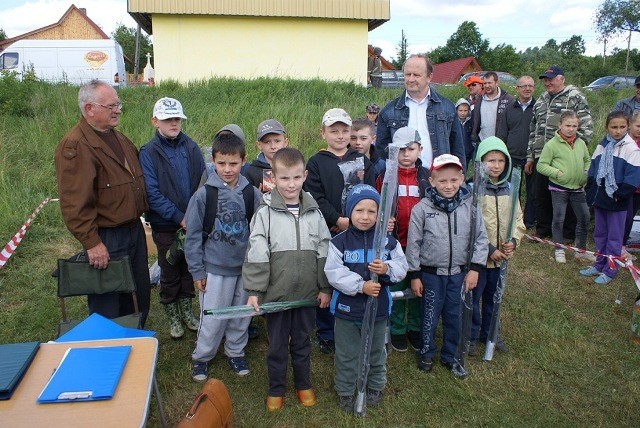 Jak co roku, z okazji Dnia Dziecka, brodzkie koo Polskiego Zwizku Wdkarskiego zorganizowao nad Zalewem Brodzkim zawody wdkarskie dla dzieci. 