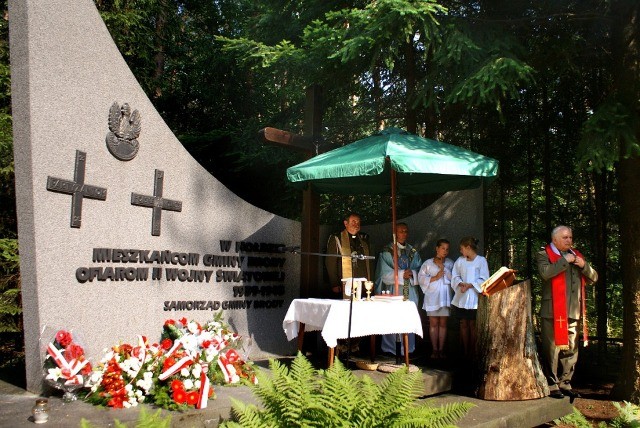 Jak co roku, 4 lipca przy pomniku ofiar II Wojny wiatowej odbya si uroczysto patriotyczna w 69 rocznic pacyfikacji wsi.