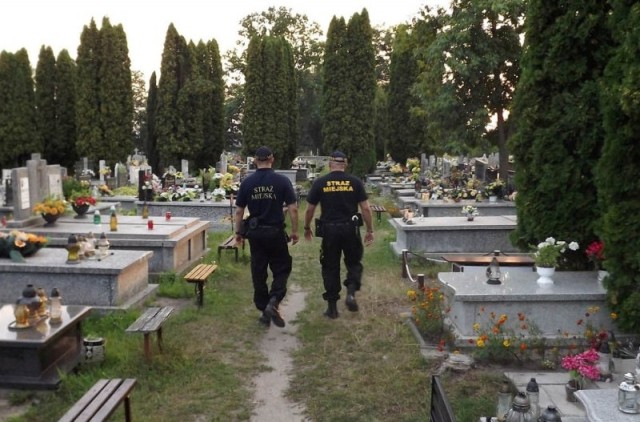Starachowiczanie s zbulwersowani i bezradni wobec notorycznego okradania i niszczenia grobw na cmentarzu przy ul. Zgodnej. Interweniowali wic w GAZECIE.