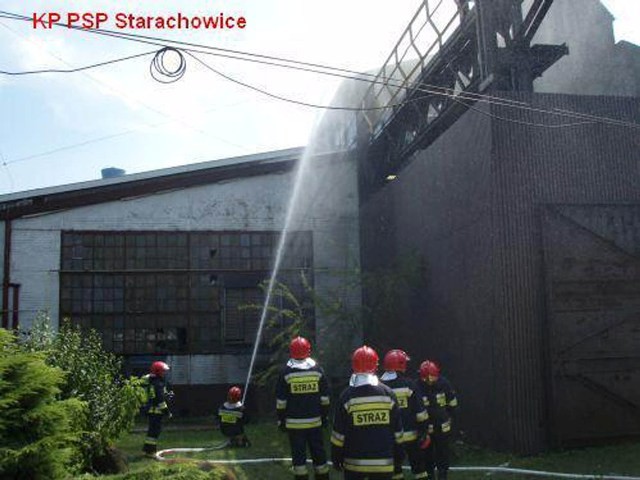 Ponad godzin trwao gaszenie poaru na dachu hali przy ulicy Rogowskiego w Starachowicach.