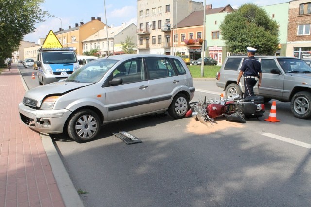 500 z mandatu zapaci 32 -letnia kobieta jadca autem.  Po godz. 12.00 w miniony czwartek wjechaa na ulicy Pisudskiego w Starachowicach w motocykl.