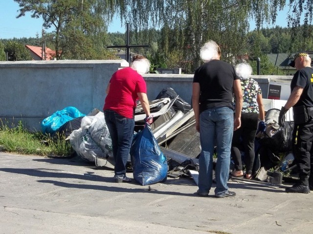 Mieszkaniec Kakowa wyrzuci mieci przy cmentarzu