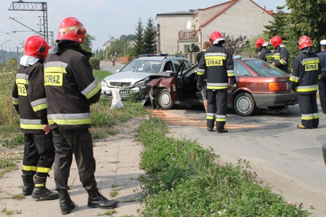 Cztery osoby ucierpiay w wypadku, do ktrego doszo w poniedziakowe popoudnie(3 wrzenia) na ulicy Nadrzecznej w Starachowicach, gdzie zderzyy si dwa auta.