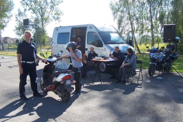 Starachowiccy policjanci w ramach akcji "Bezpieczny ucze" przeprowadzili egzaminy na kart motorowerow dla gimnazjalistw.