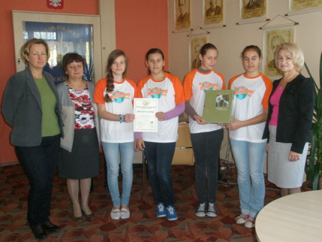Uczennice Gimnazjum nr 4: Julia Ocias, Zuzanna Nowak, Joanna Wojciechowska i Monika Wojtachnio, 19 wrzenia br. reprezentoway szko podczas miejskich obchodw wiatowego Dnia Monitoringu Wd.