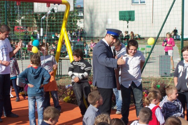 Starachowiccy policjanci uczestniczyli w uroczystym otwarciu placu zabaw przy Szkole Podstawowej w Osinach.