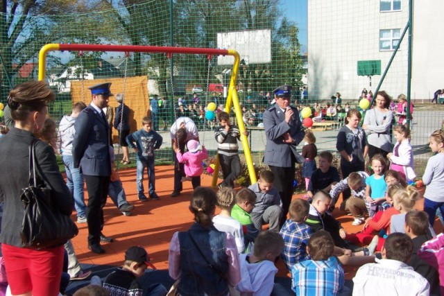 Starachowiccy policjanci uczestniczyli w uroczystym otwarciu placu zabaw przy Szkole Podstawowej w Osinach.