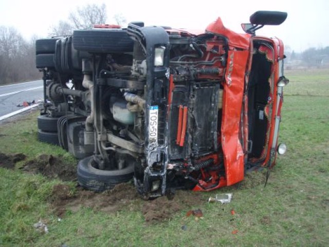 23 listopada w miejscowoci Brody doszo do bardzo powanego wypadku. Cignik siodowy marki Volvo uderzy w samochd dostawczy marki Volkswagen.