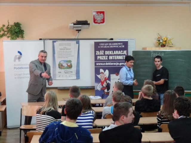W ramach "Lekcji o podatkach"  Naczelnik Urzdu Skarbowego w Starachowicach w dniu 26 listopada 2012 r spotka si z modzie Gimnazjum w Rzepinie.