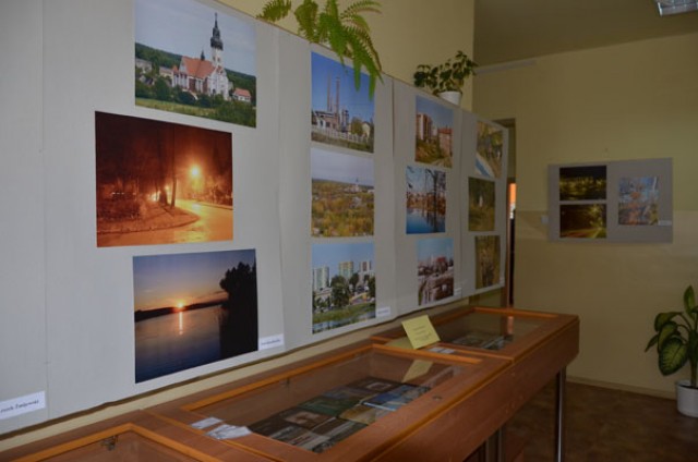 Sympatycy fotografii skupieni w Sekcji Fotograficznej Uniwersytetu Trzeciego Wieku, prowadzonej przez prezesa Towarzystwa Przyjaci Starachowic Leszka mijewskiego, przygotowali wystaw skadajc si z 42 zdj plenerowych.