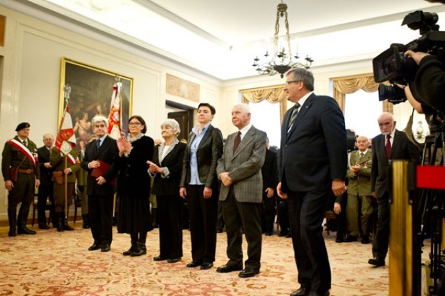 Wielkim Krzyem Orderu Odrodzenia Polski prezydent Bronisaw Komorowski odznaczy pomiertnie legendarnego dowdc Armii Krajowej - Jana Piwnika "Ponurego"za wybitne zasugi dla niepodlegoci Rzeczypospolitej.