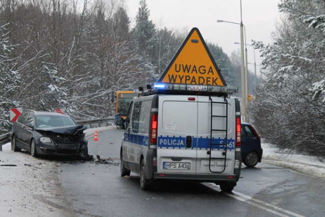 W poniedziaek, 14 stycznia br., na ul. Ostrowieckiej w naszym miecie (droga krajowa K42) zderzyy si dwa samochody osobowe. Do szpitala trafio pi osb.