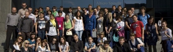 Poseł Thun z uczestnikami Europa to My 2010 przed Parlamentem Europejskim w Brukseli