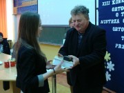 Weronika Myszka odbiera nagrod z rk dr Andrzeja Koziei