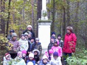 Przy grobie onierza z I Wojny wiatowej w lesie k. Kuczowa