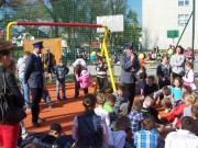 Starachowiccy policjanci uczestniczyli w uroczystym otwarciu placu zabaw przy Szkole Podstawowej w Osinach.